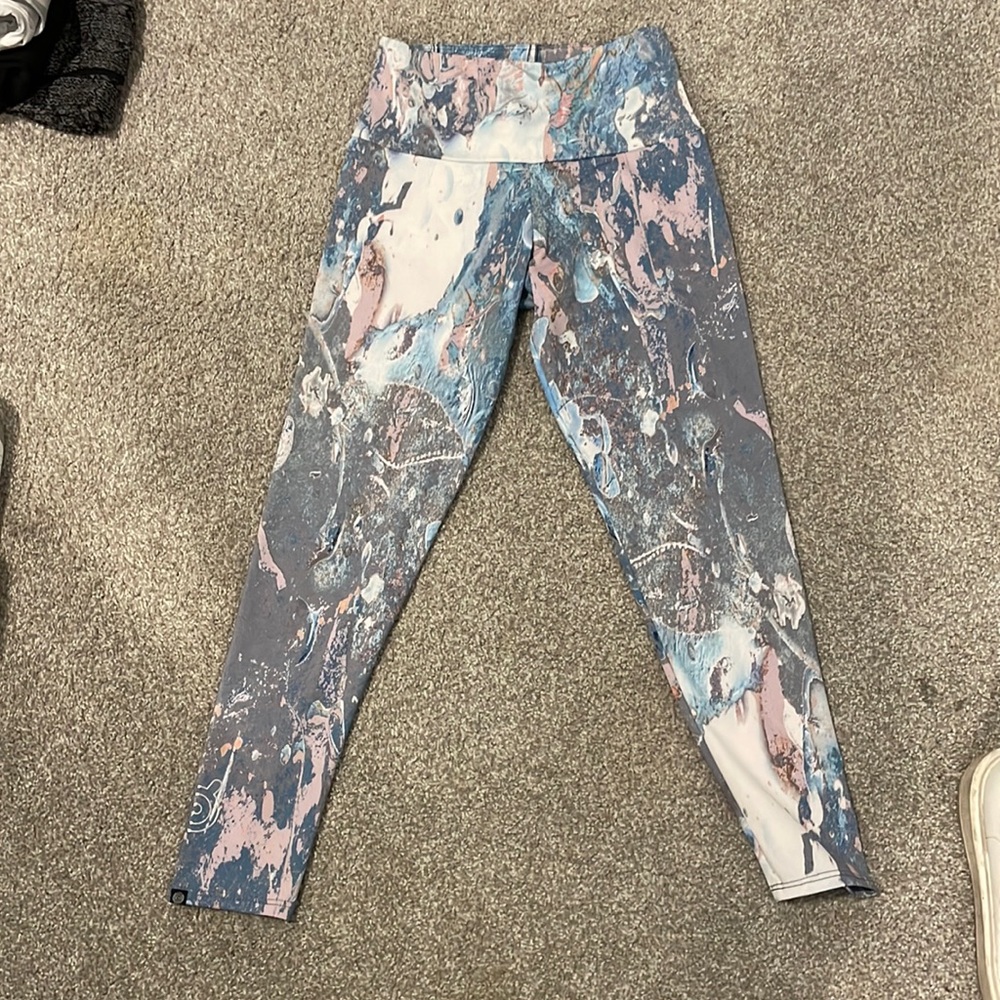 Peloton onezie patterned leggings. Condition- almost new.